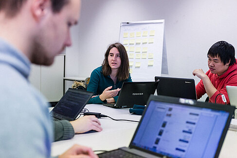 Studierende bei der Projektarbeit am Laptop