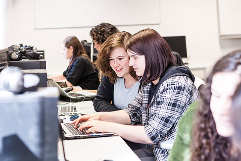 Zwei Studentinnen am Laptop