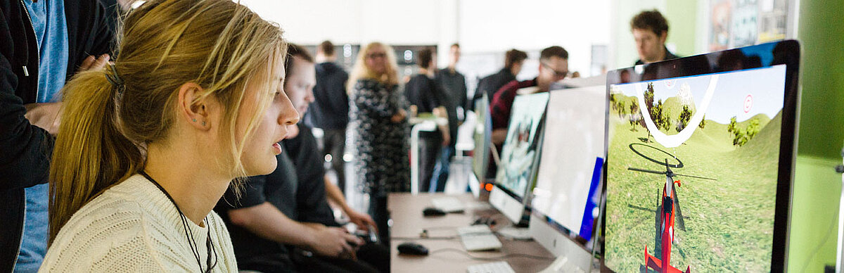 Studentin testet eine Hubschrauer-Simulation am Computer